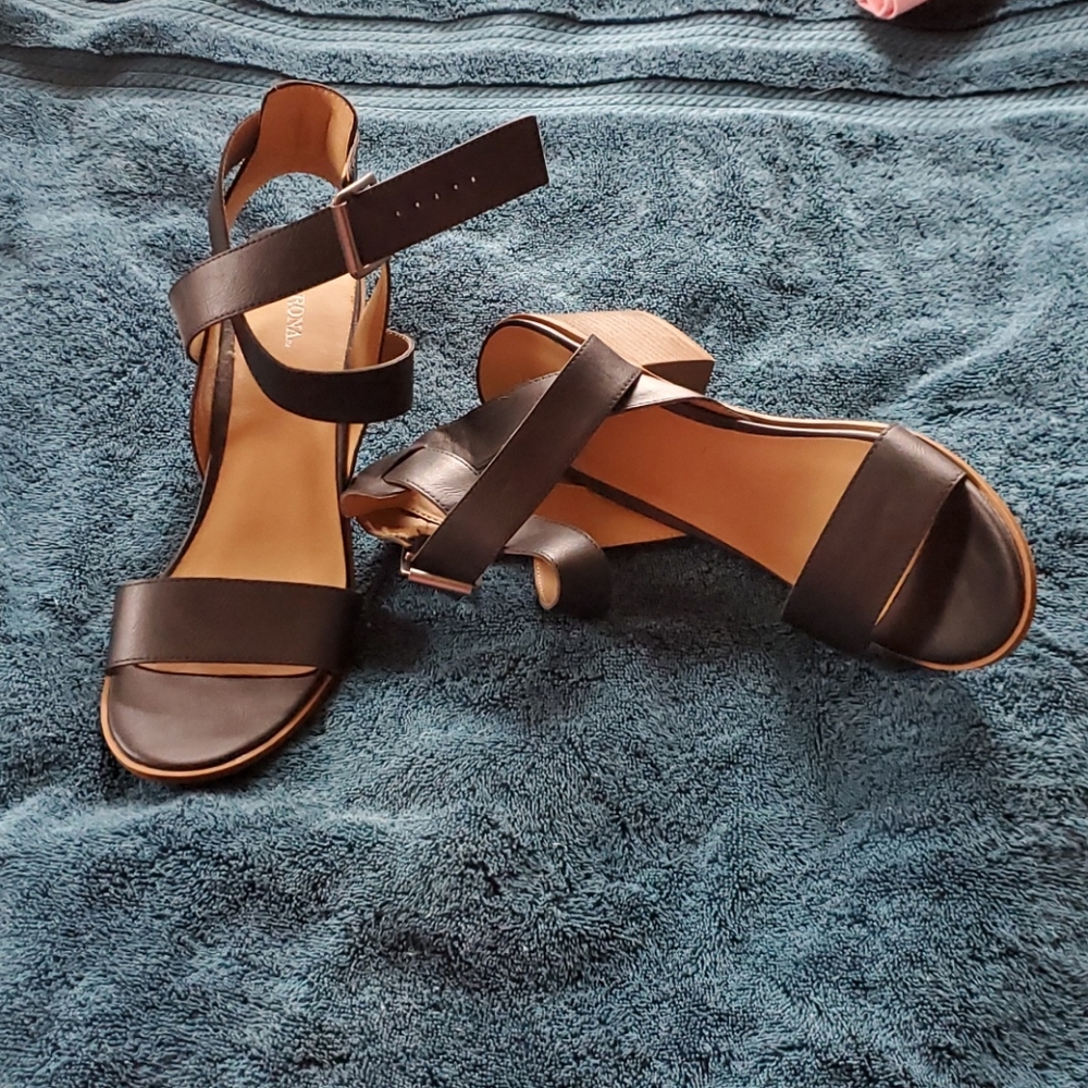 Open toe shoes